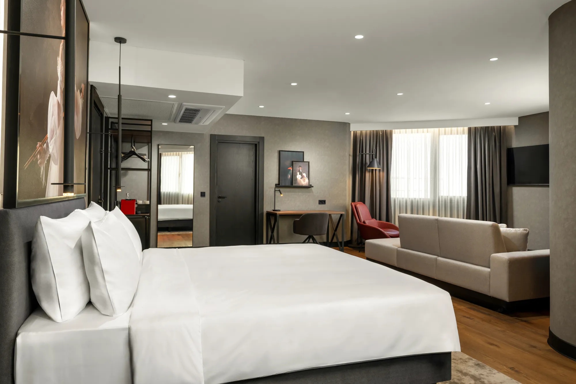 Radisson RED İzmir large guest room
